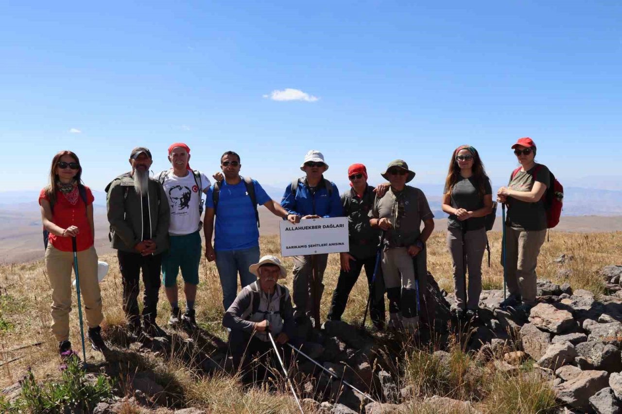 30 Ağustos anısına 90 bin şehidin yattığı Allahuekber Dağı zirvesine yürüyüş