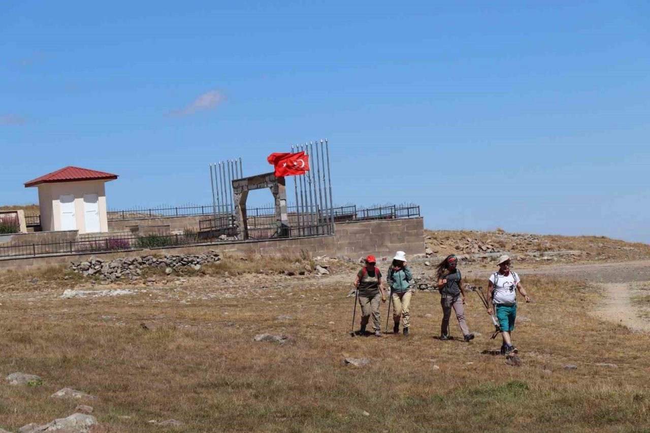 30 Ağustos anısına 90 bin şehidin yattığı Allahuekber Dağı zirvesine yürüyüş