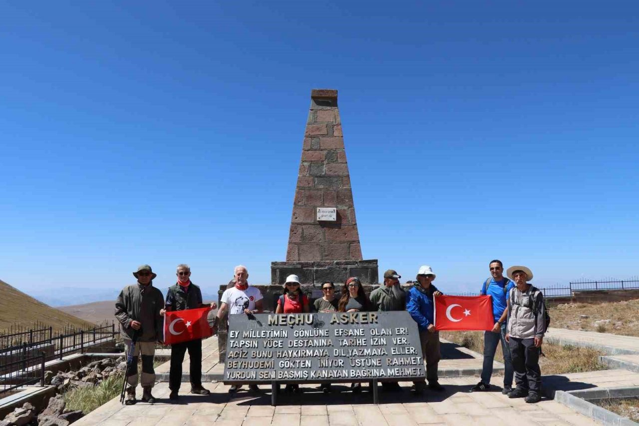 30 Ağustos anısına 90 bin şehidin yattığı Allahuekber Dağı zirvesine yürüyüş