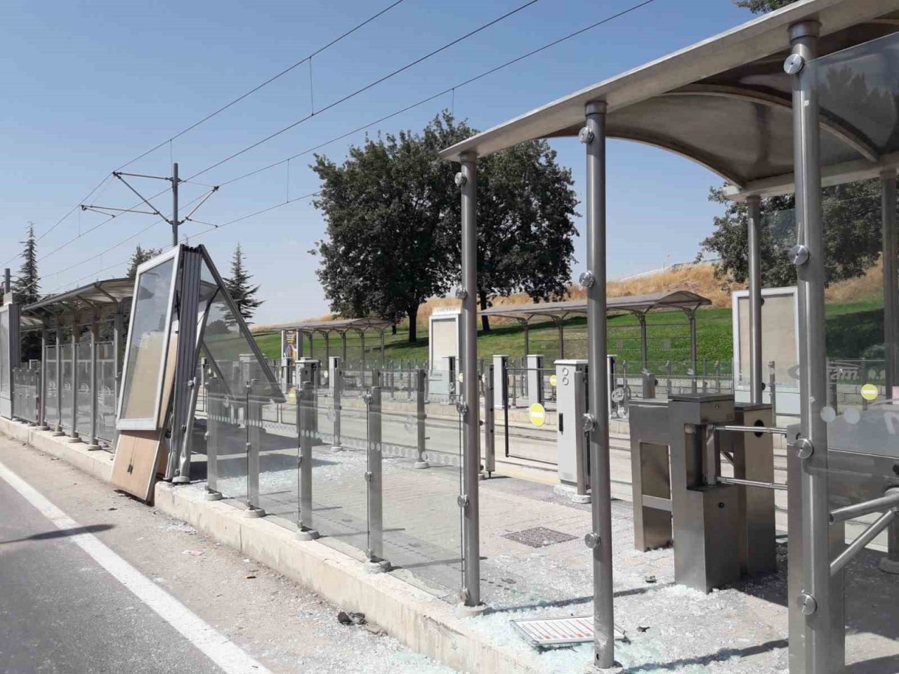 Savrulan araç tramvay durağına çarptı