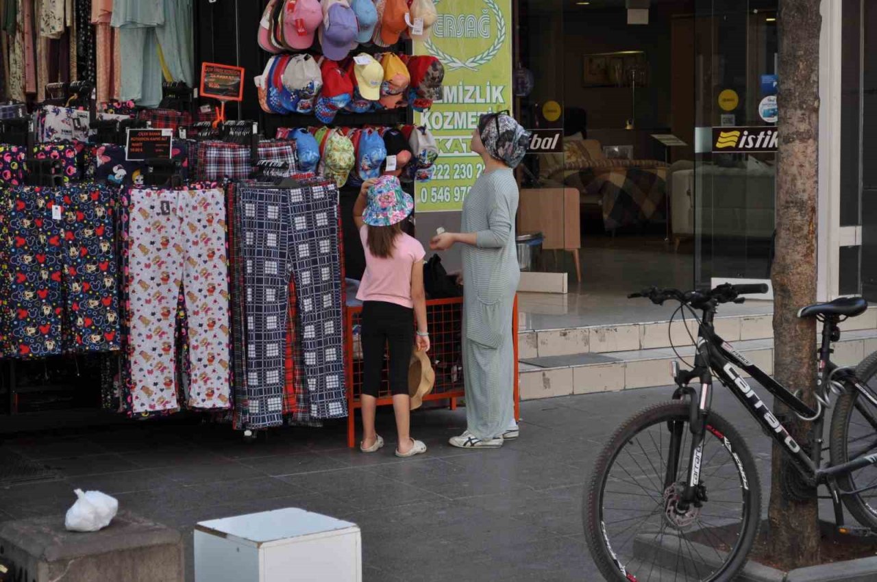 Çarşı esnafı bölgedeki hırsızlık olaylarından şikayetçi