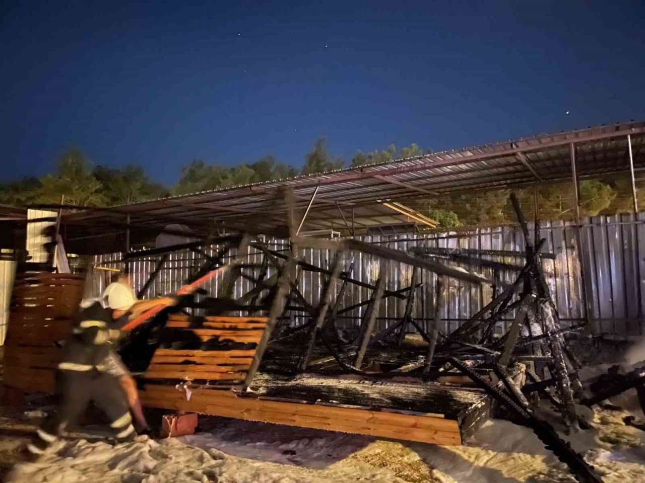Fethiye’de ahşap atölyesi alevlere teslim oldu