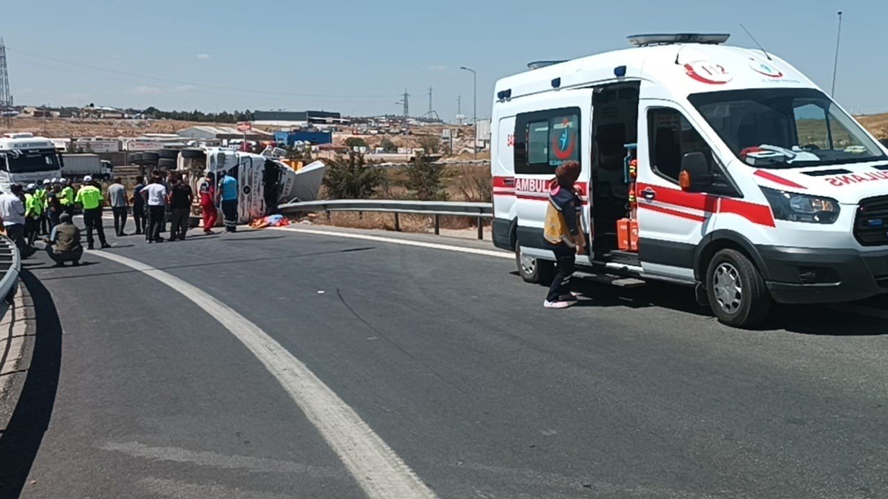 Devrilen kamyonun sürücüsü öldü, yakınlarının feryadı yürek dağladı