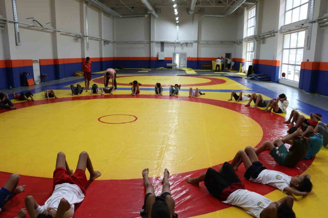 Gençlerin uğrak adresi büyükşehir spor kompleksi