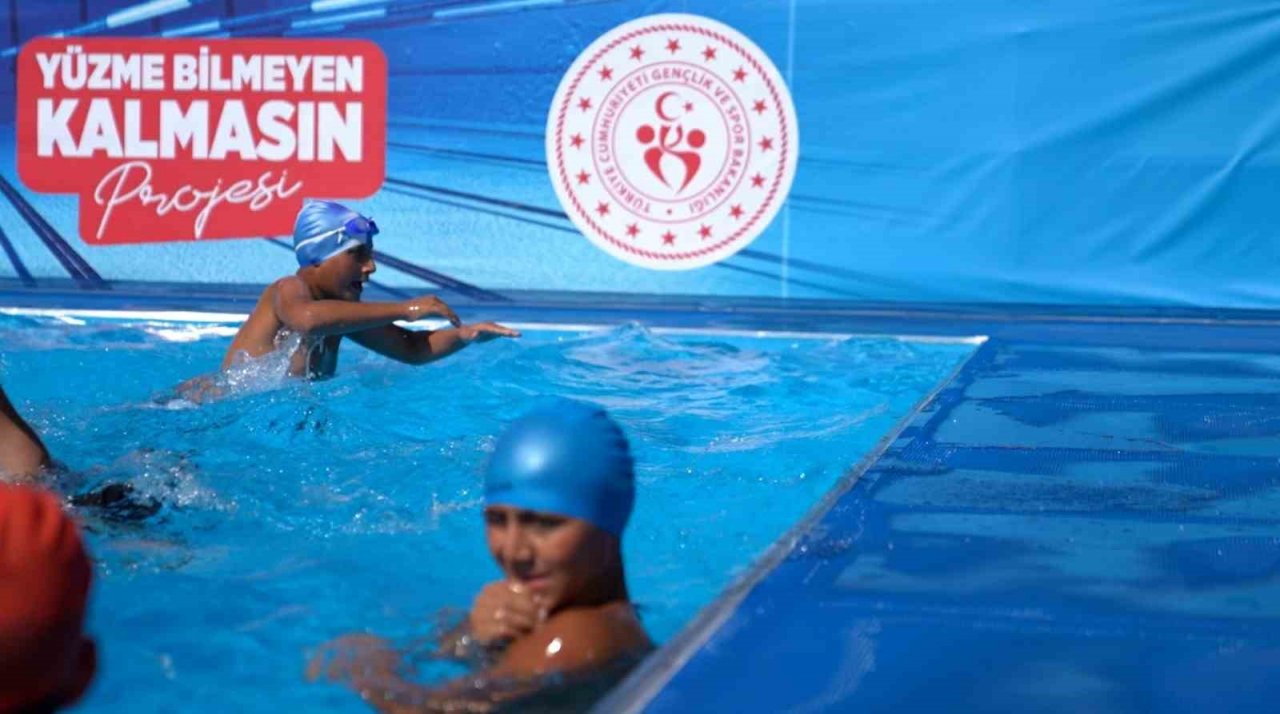 Gürsu’da çocuklar yüzme öğreniyor