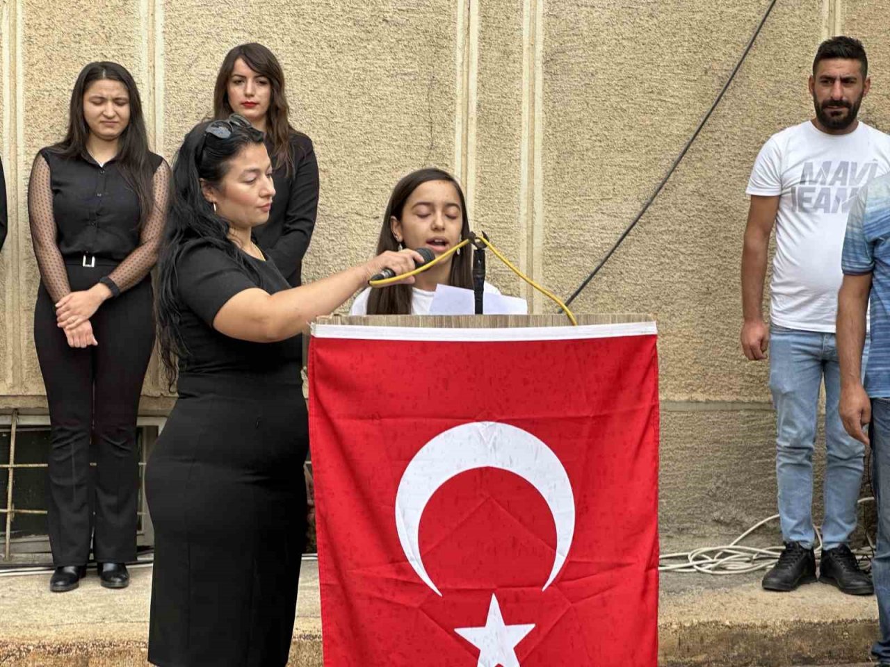 Yüksekova’da 30 Ağustos yağmur altında kutlandı