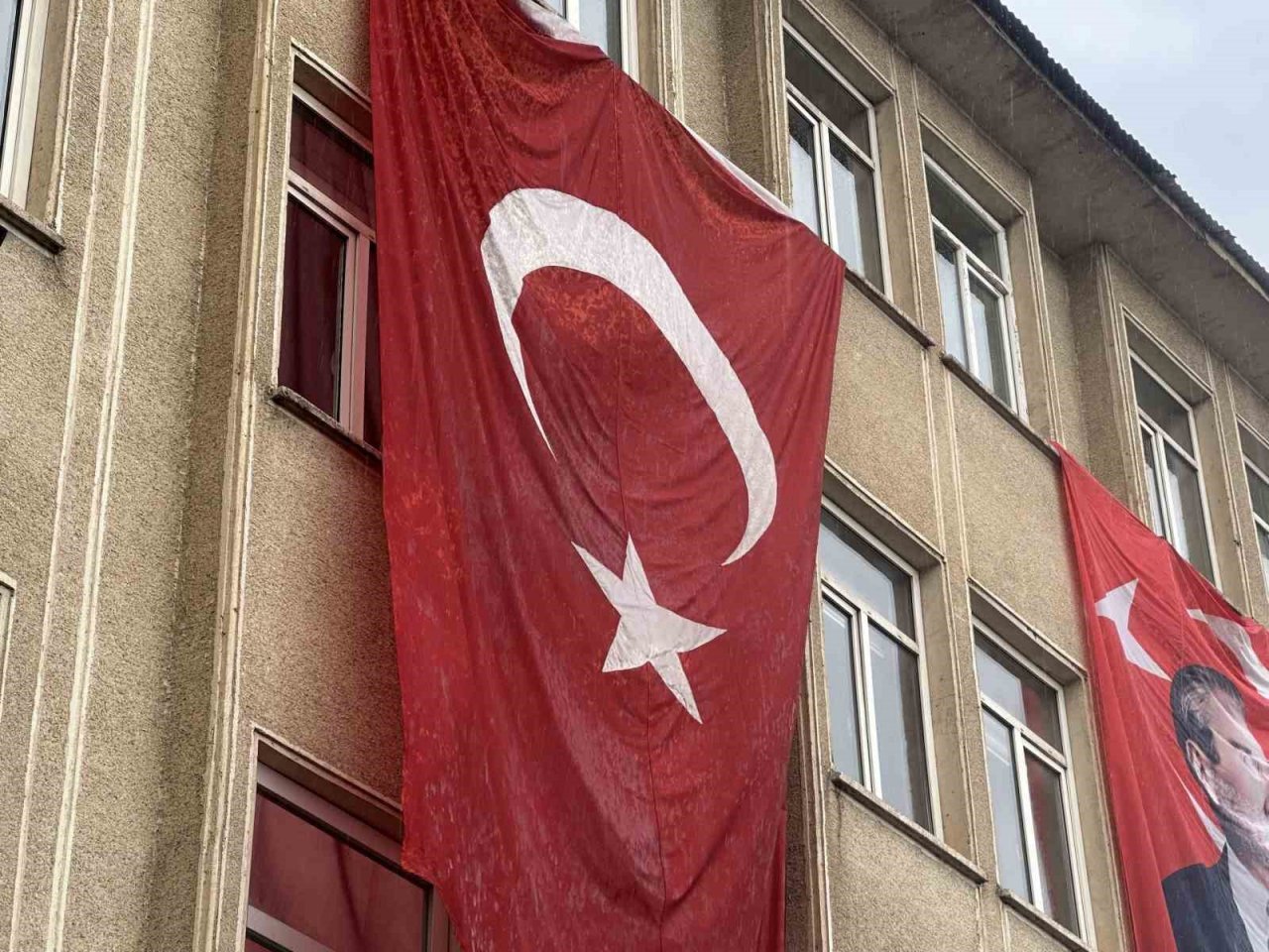 Yüksekova’da 30 Ağustos yağmur altında kutlandı