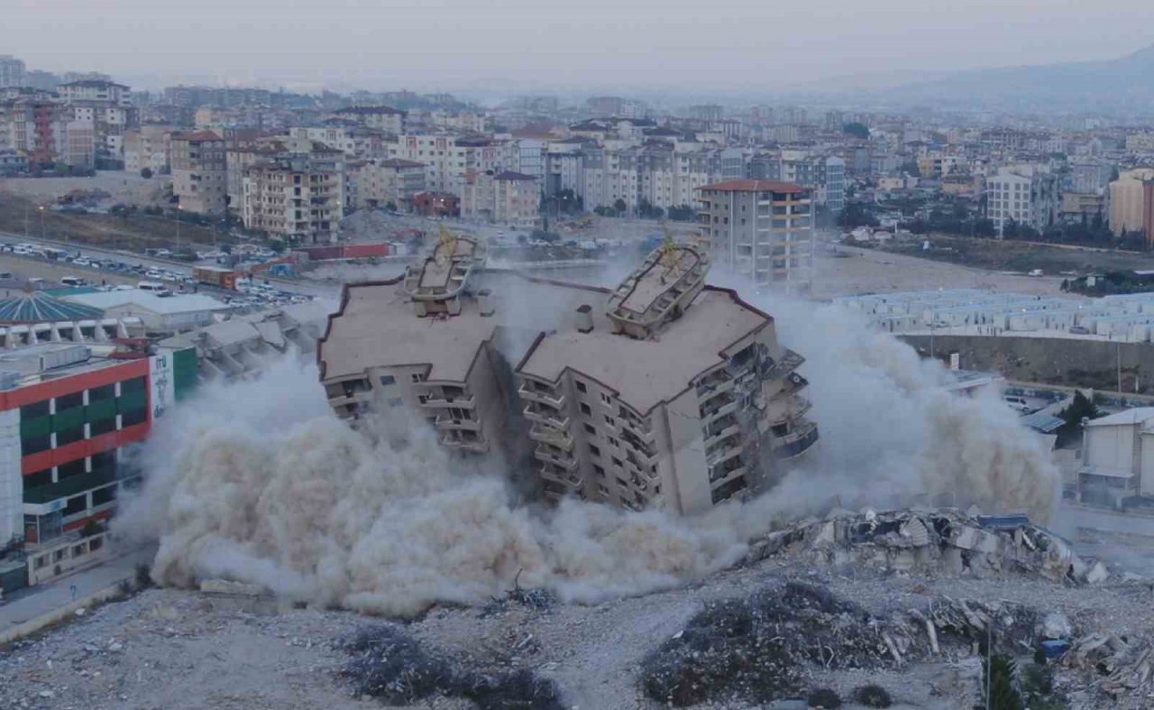 Milyonlarca liraya konut satılan 16 katlı rezidansın son bloğu da yerle bir oldu