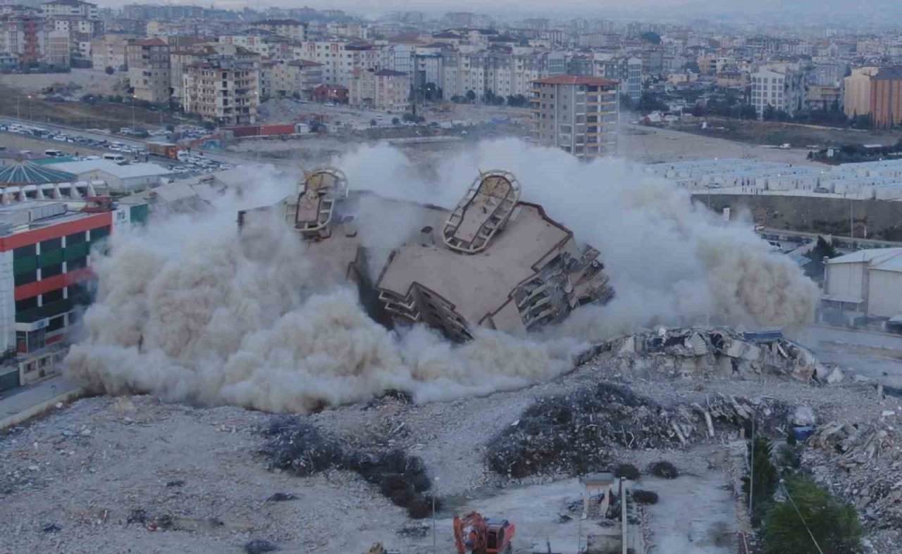 Milyonlarca liraya konut satılan 16 katlı rezidansın son bloğu da yerle bir oldu