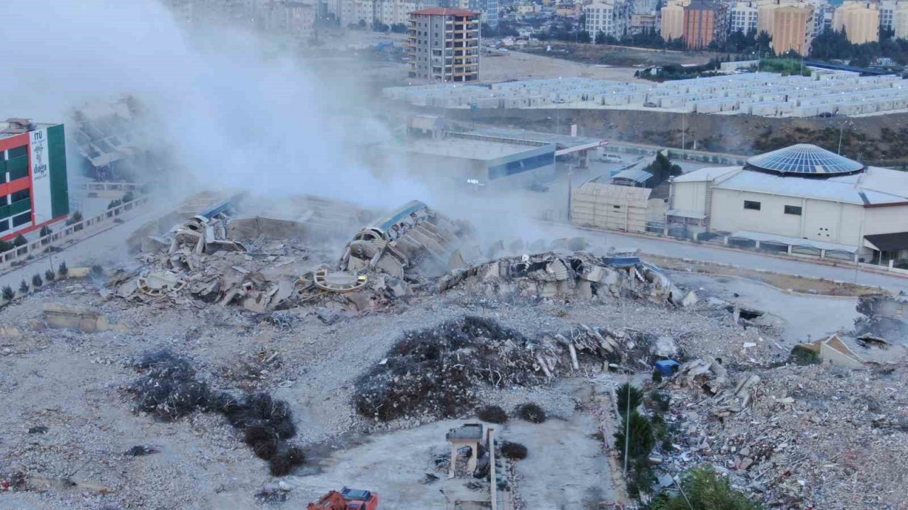 Milyonlarca liraya konut satılan 16 katlı rezidansın son bloğu da yerle bir oldu