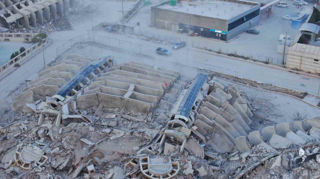 Milyonlarca liraya konut satılan 16 katlı rezidansın son bloğu da yerle bir oldu