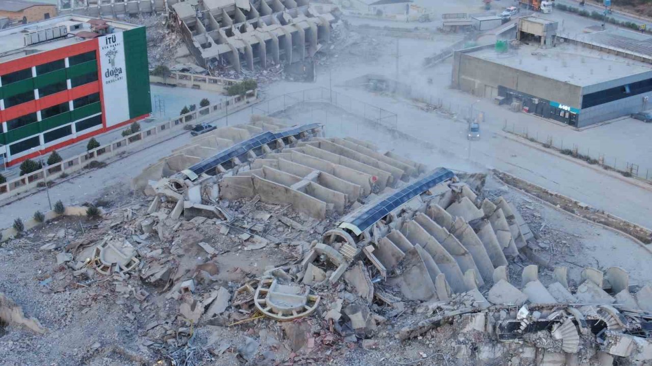 Milyonlarca liraya konut satılan 16 katlı rezidansın son bloğu da yerle bir oldu