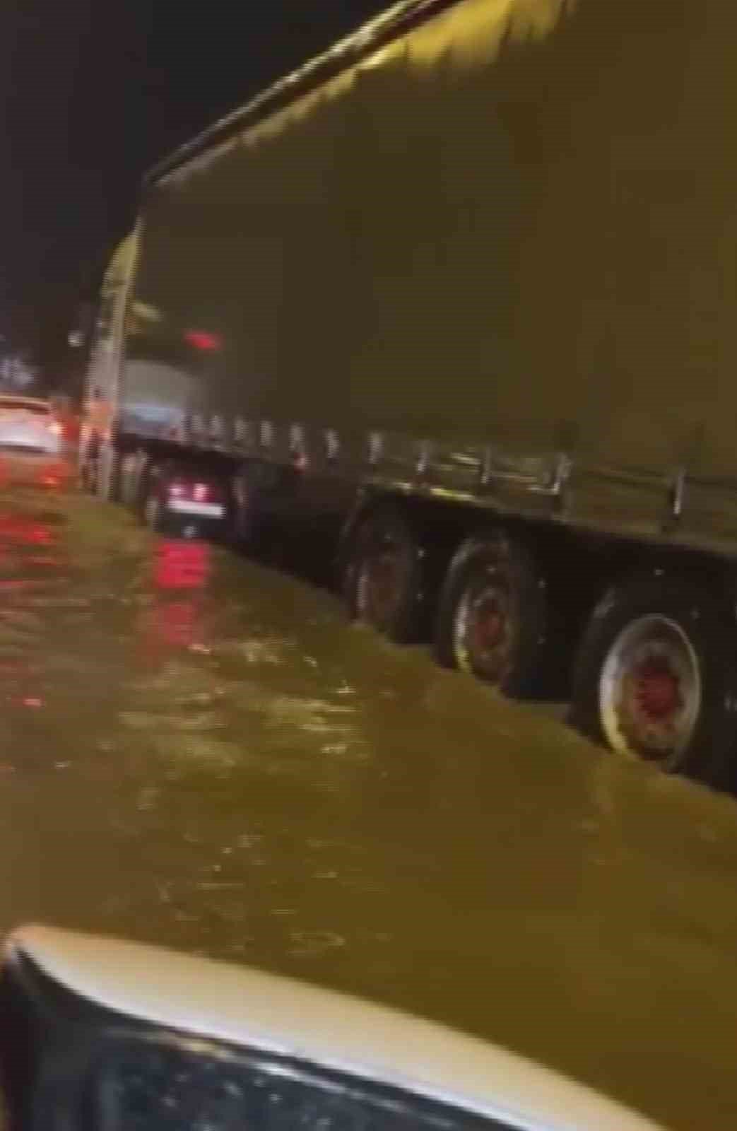 Hatay’da yağmur yolları göle çevirdi