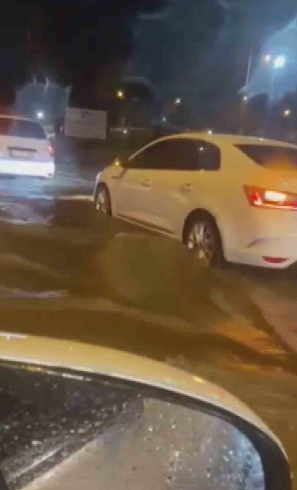 Hatay’da yağmur yolları göle çevirdi