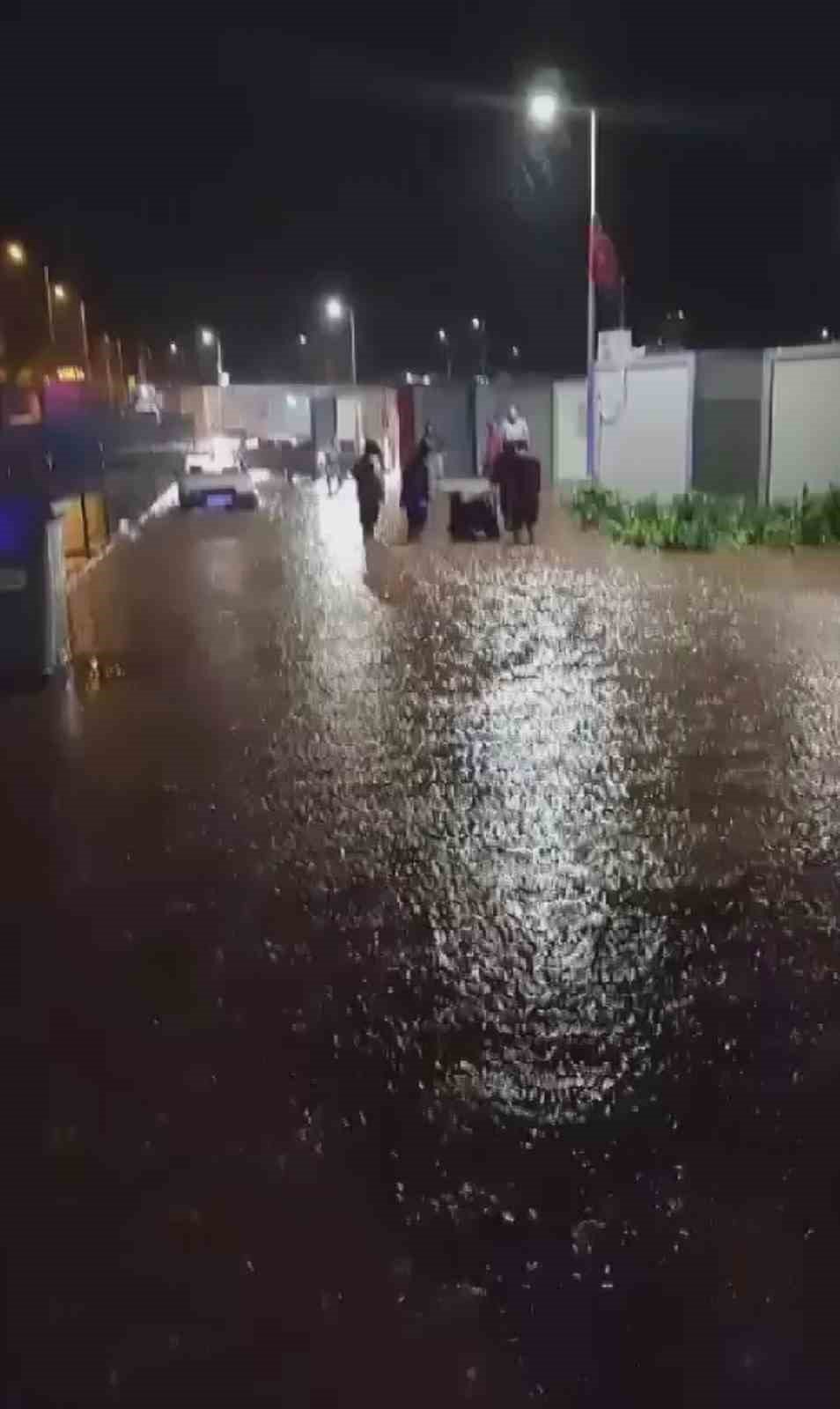 Hatay’da yağmur yolları göle çevirdi