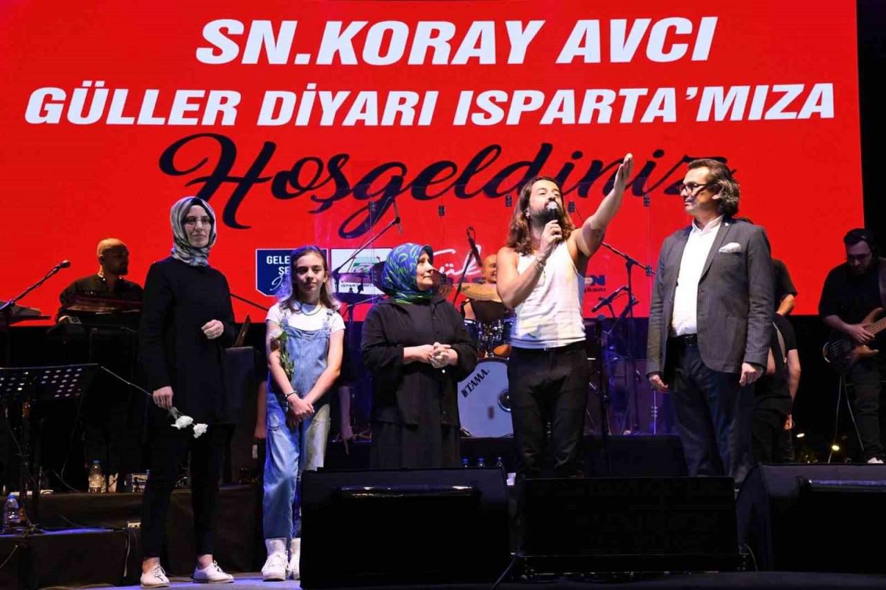 Isparta Belediyesinin Zafer Bayramı konserinde Koray Avcı sahne aldı