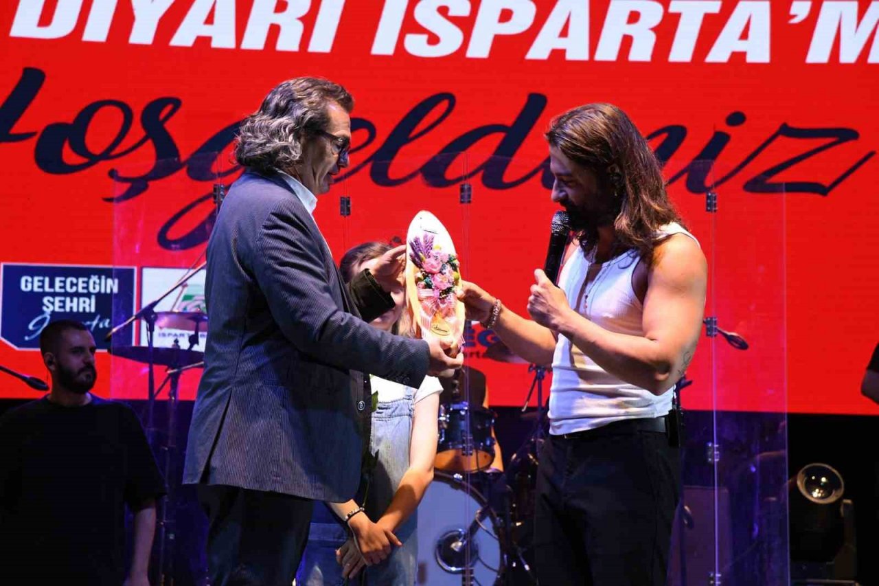 Isparta Belediyesinin Zafer Bayramı konserinde Koray Avcı sahne aldı