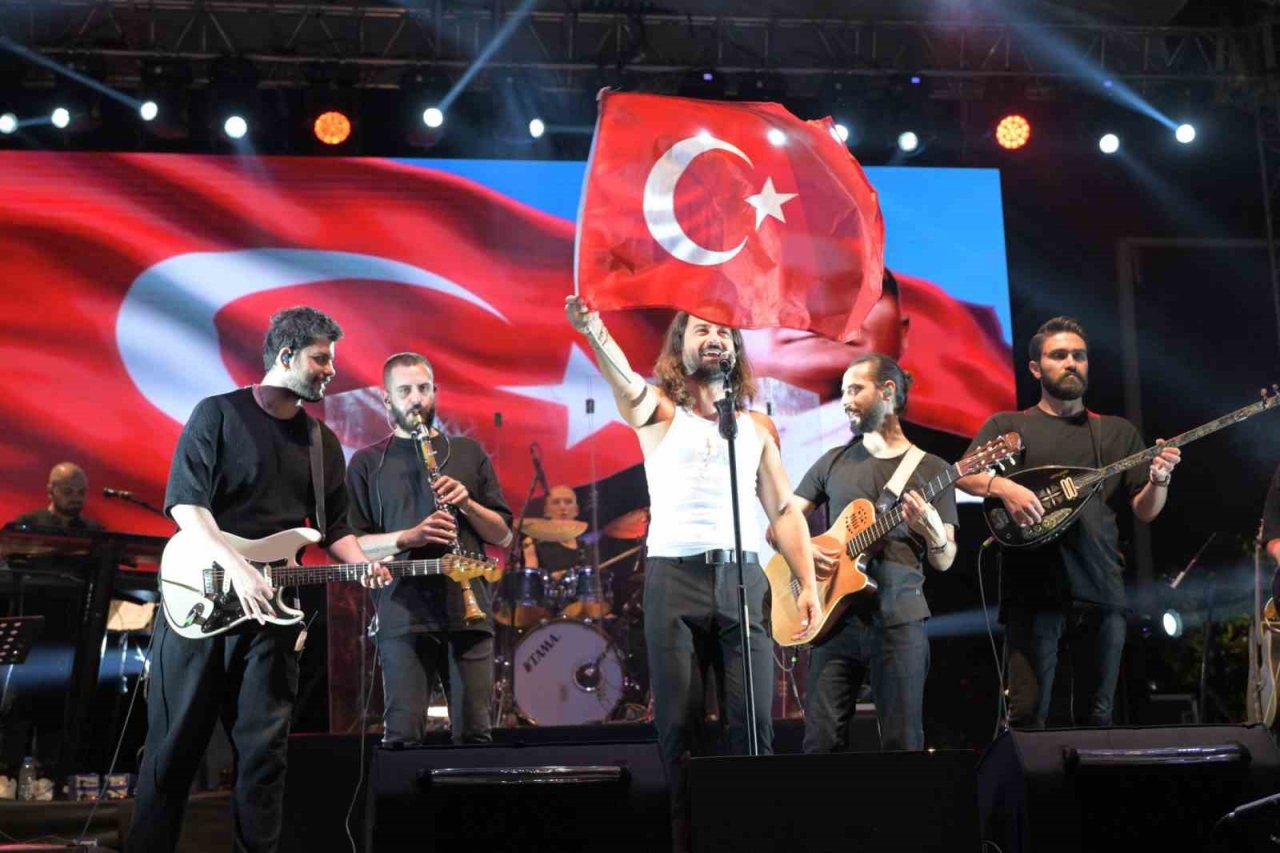 Isparta Belediyesinin Zafer Bayramı konserinde Koray Avcı sahne aldı