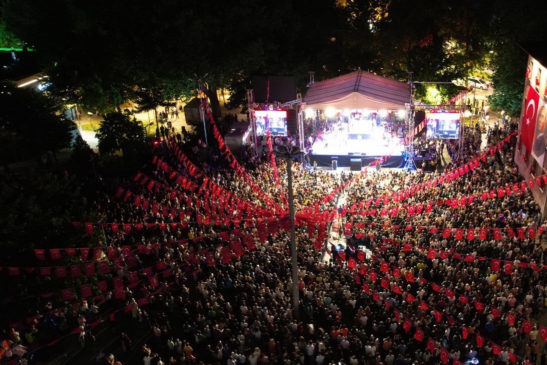 Isparta Belediyesinin Zafer Bayramı konserinde Koray Avcı sahne aldı