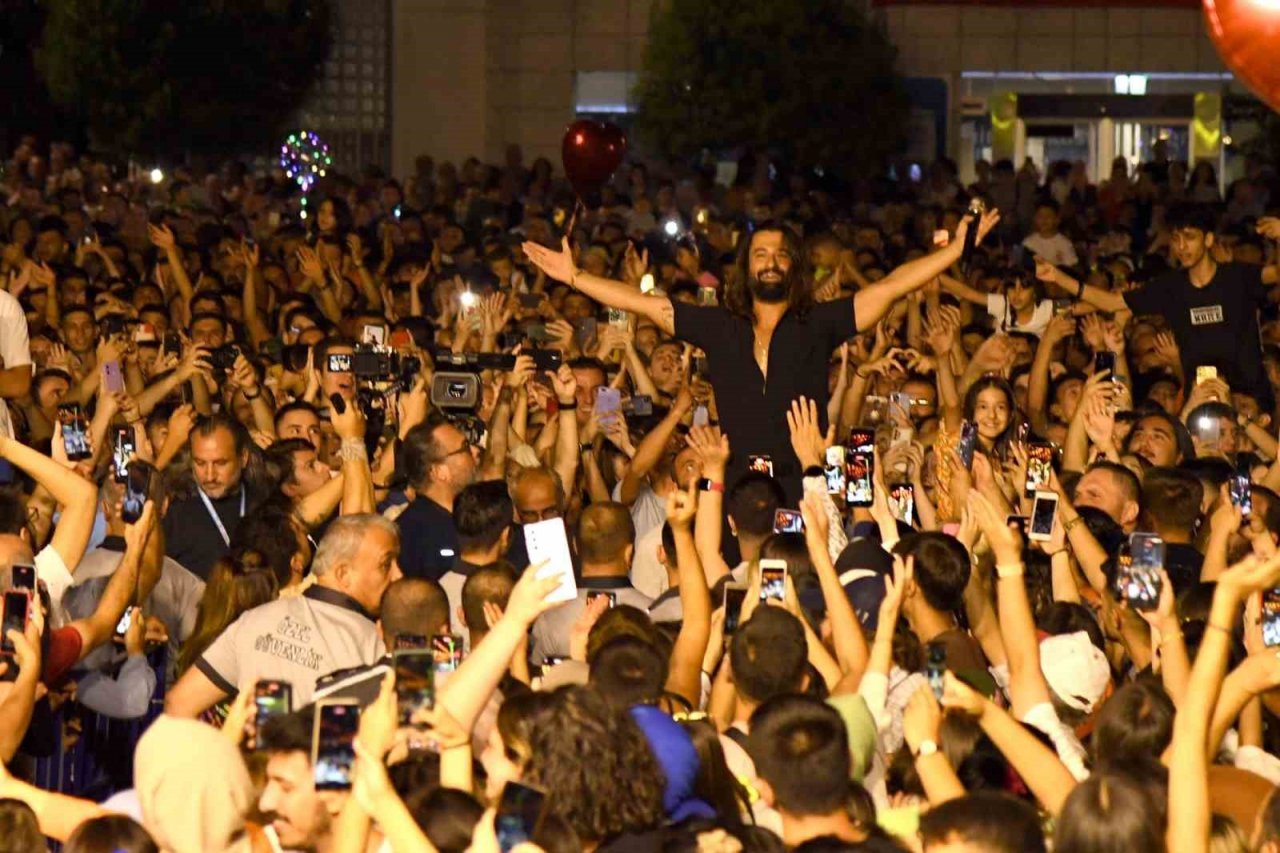 Isparta Belediyesinin Zafer Bayramı konserinde Koray Avcı sahne aldı