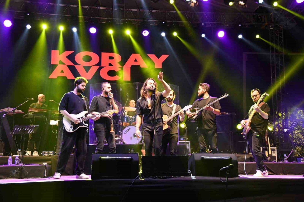 Isparta Belediyesinin Zafer Bayramı konserinde Koray Avcı sahne aldı