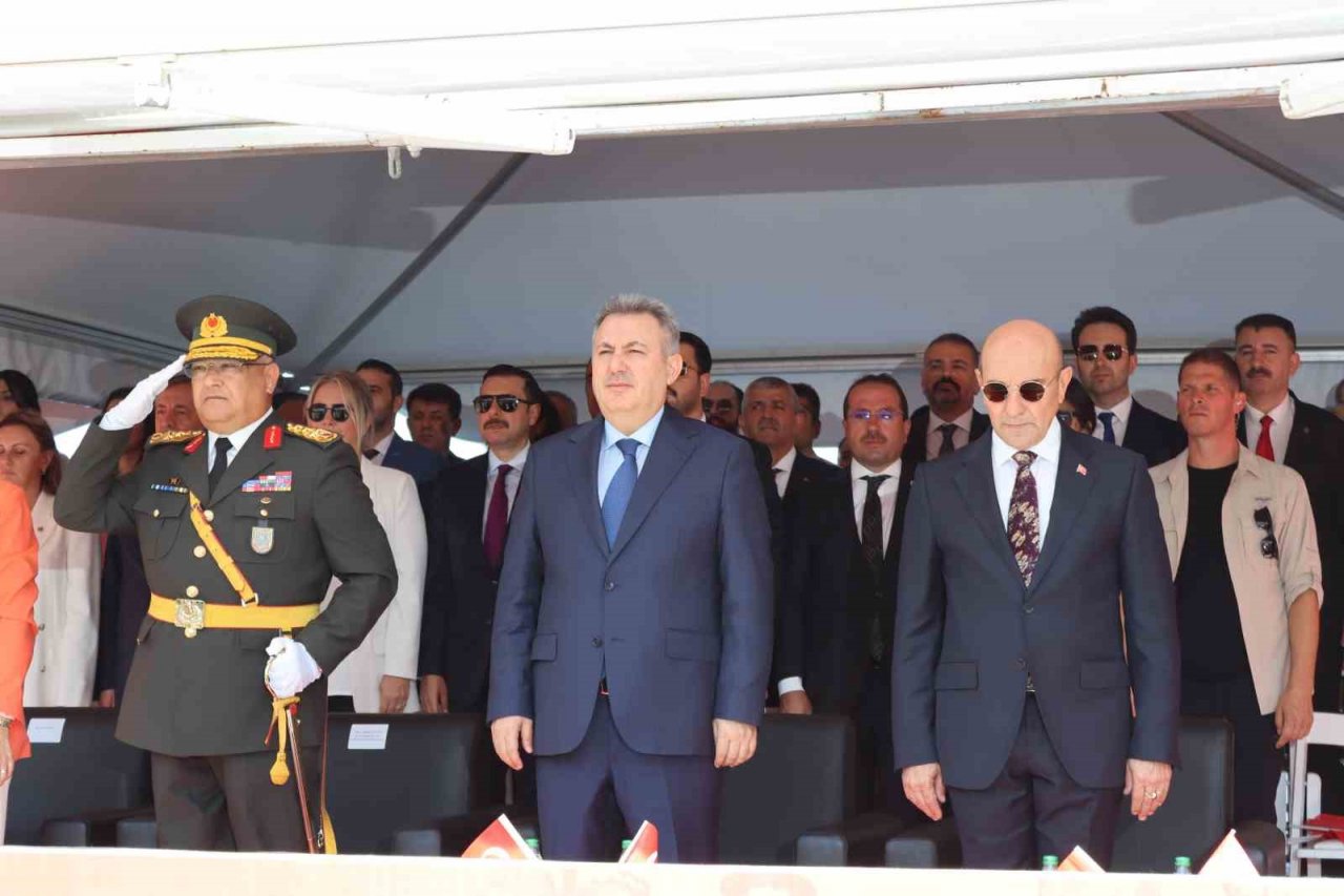 İzmir’de 30 Ağustos Zafer Bayramı coşkuyla kutlandı