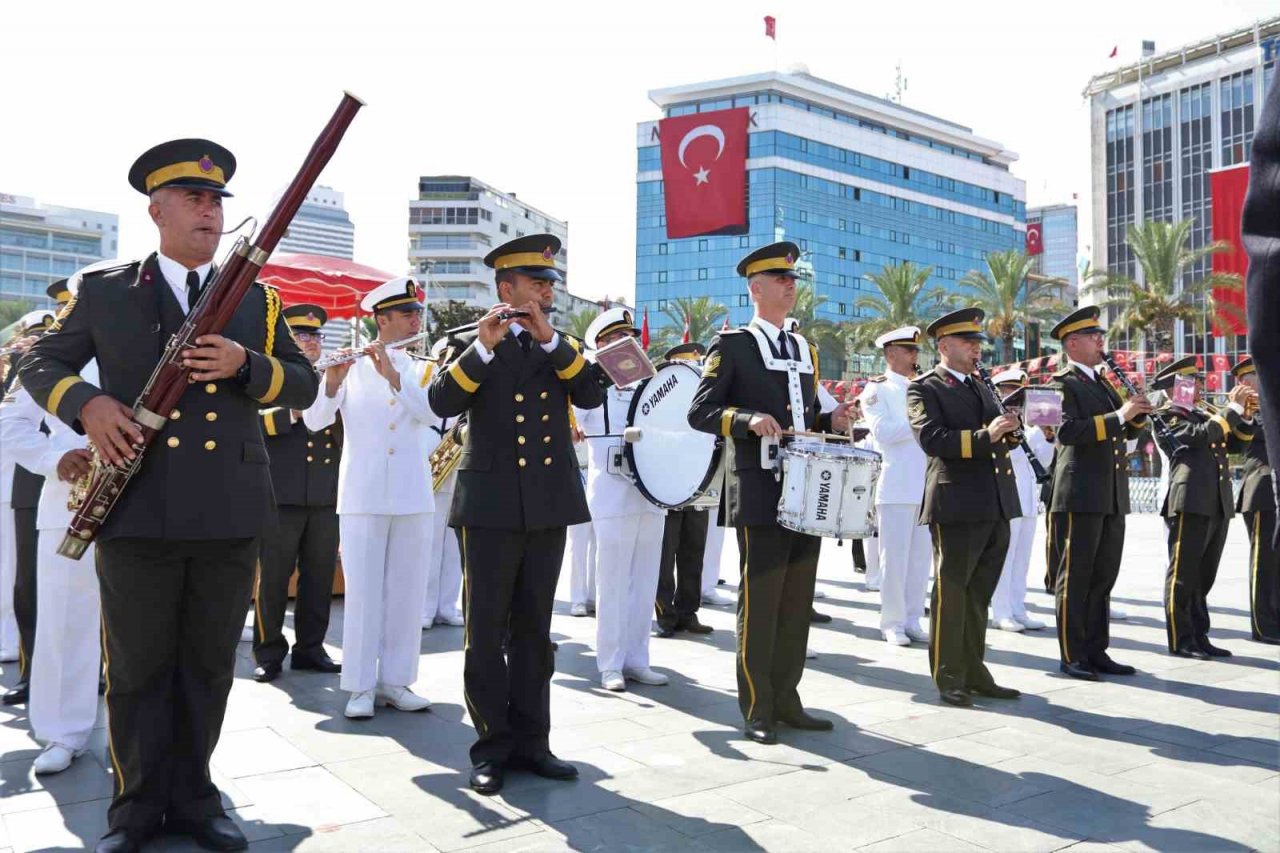 İzmir’de 30 Ağustos Zafer Bayramı coşkuyla kutlandı