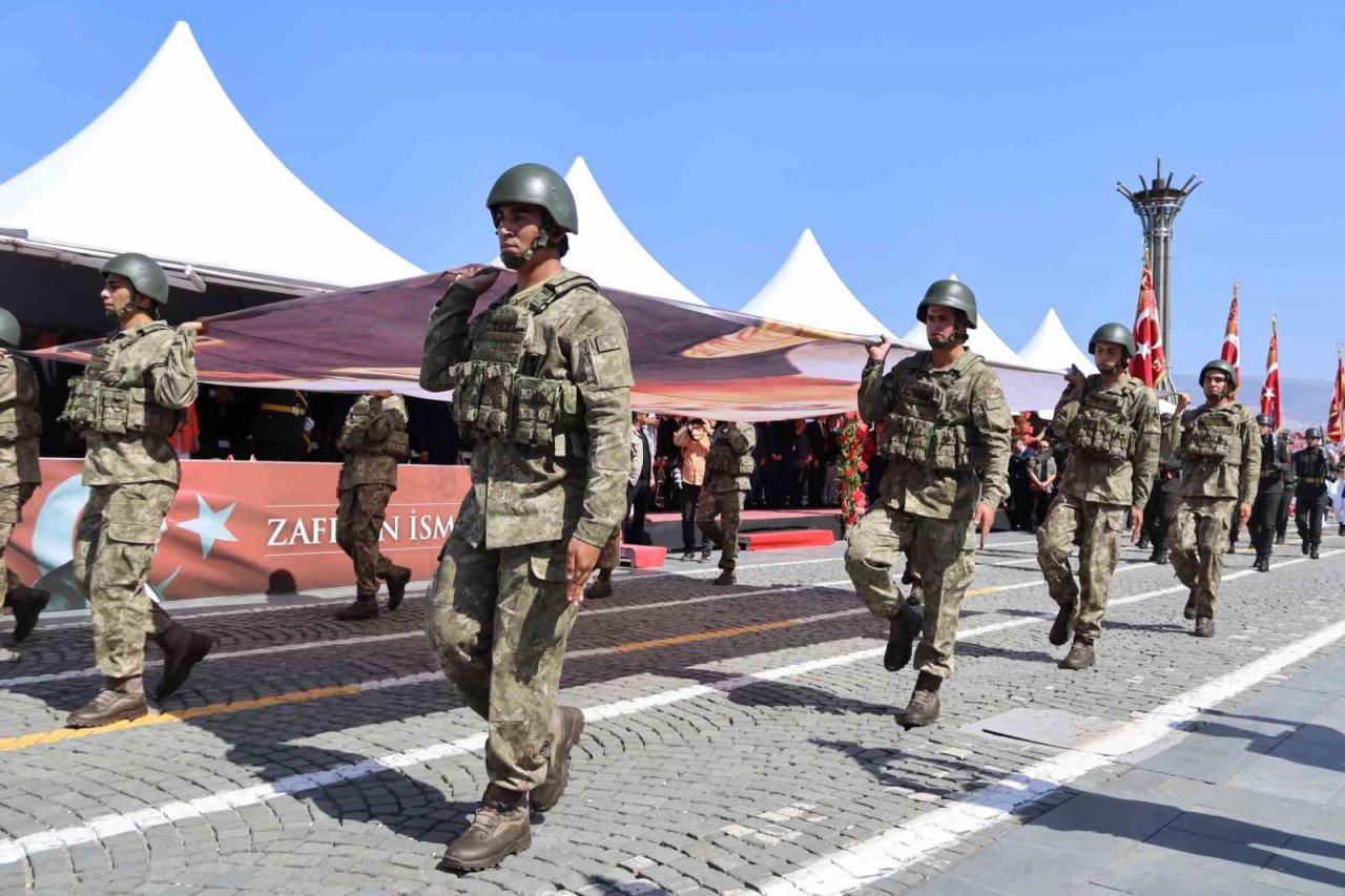 İzmir’de 30 Ağustos Zafer Bayramı coşkuyla kutlandı