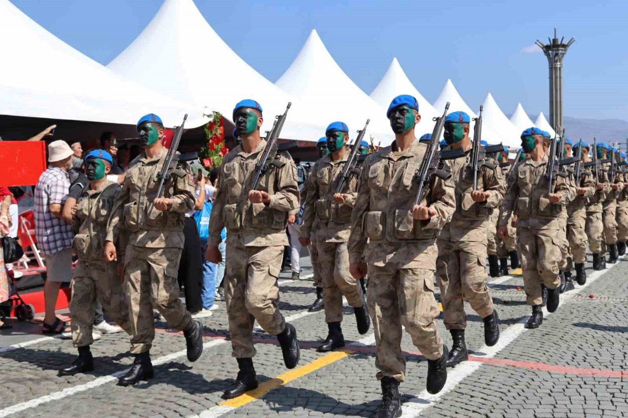 İzmir’de 30 Ağustos Zafer Bayramı coşkuyla kutlandı