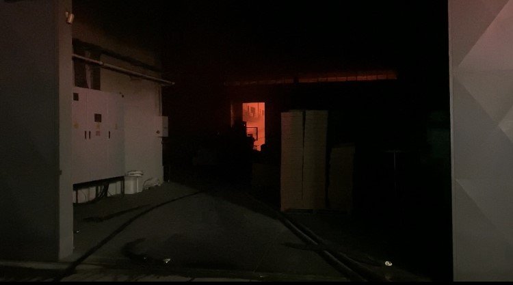 Kemalpaşa’da bir fabrikada çıkan yangın kontrol altına alındı