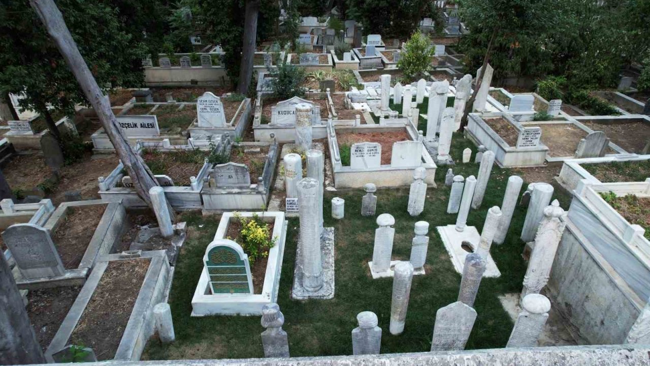 Karacaahmet Mezarlığı’ndaki ‘Hattatlar Sofası’ restore edildi