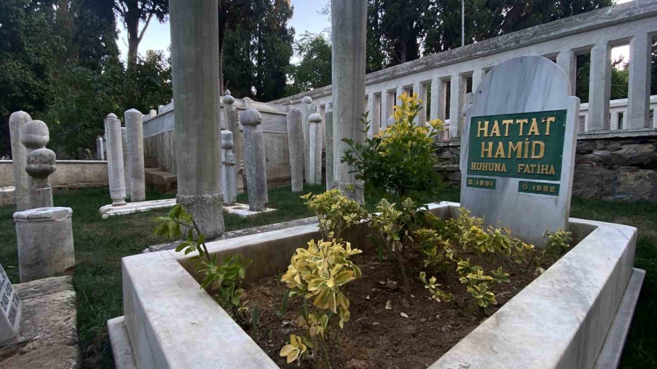 Karacaahmet Mezarlığı’ndaki ‘Hattatlar Sofası’ restore edildi