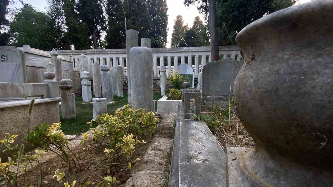 Karacaahmet Mezarlığı’ndaki ‘Hattatlar Sofası’ restore edildi