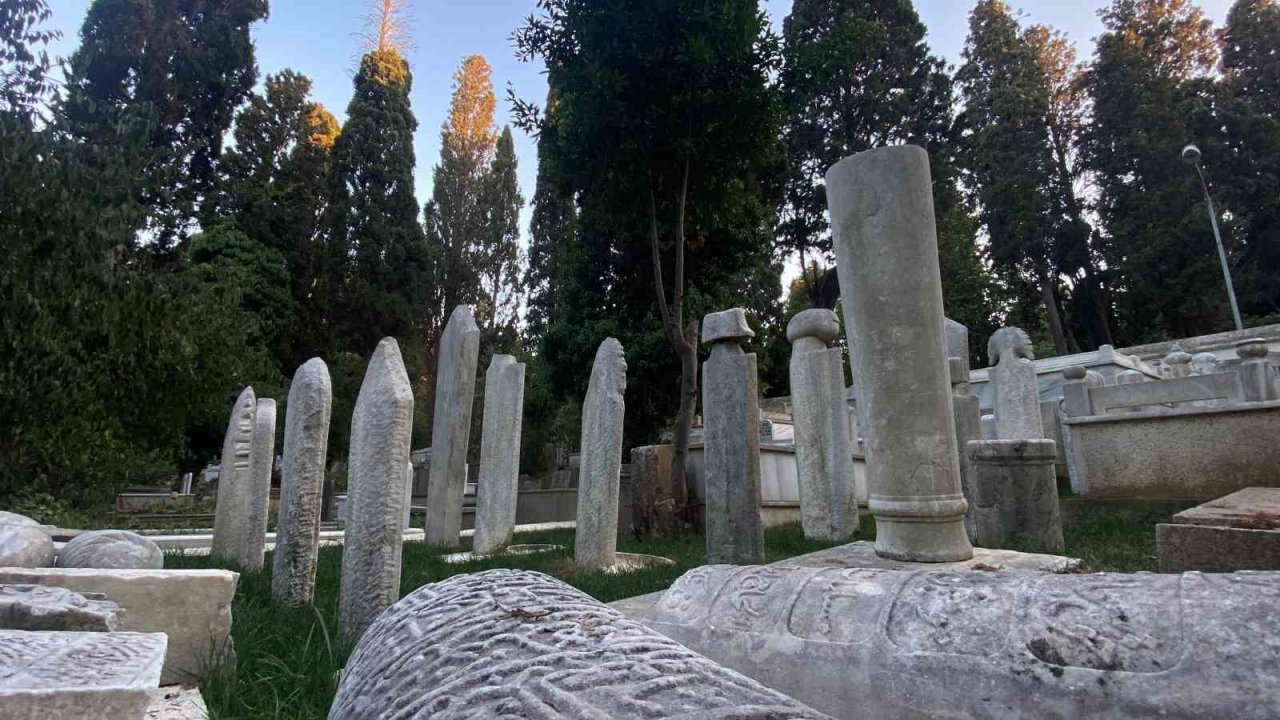 Karacaahmet Mezarlığı’ndaki ‘Hattatlar Sofası’ restore edildi