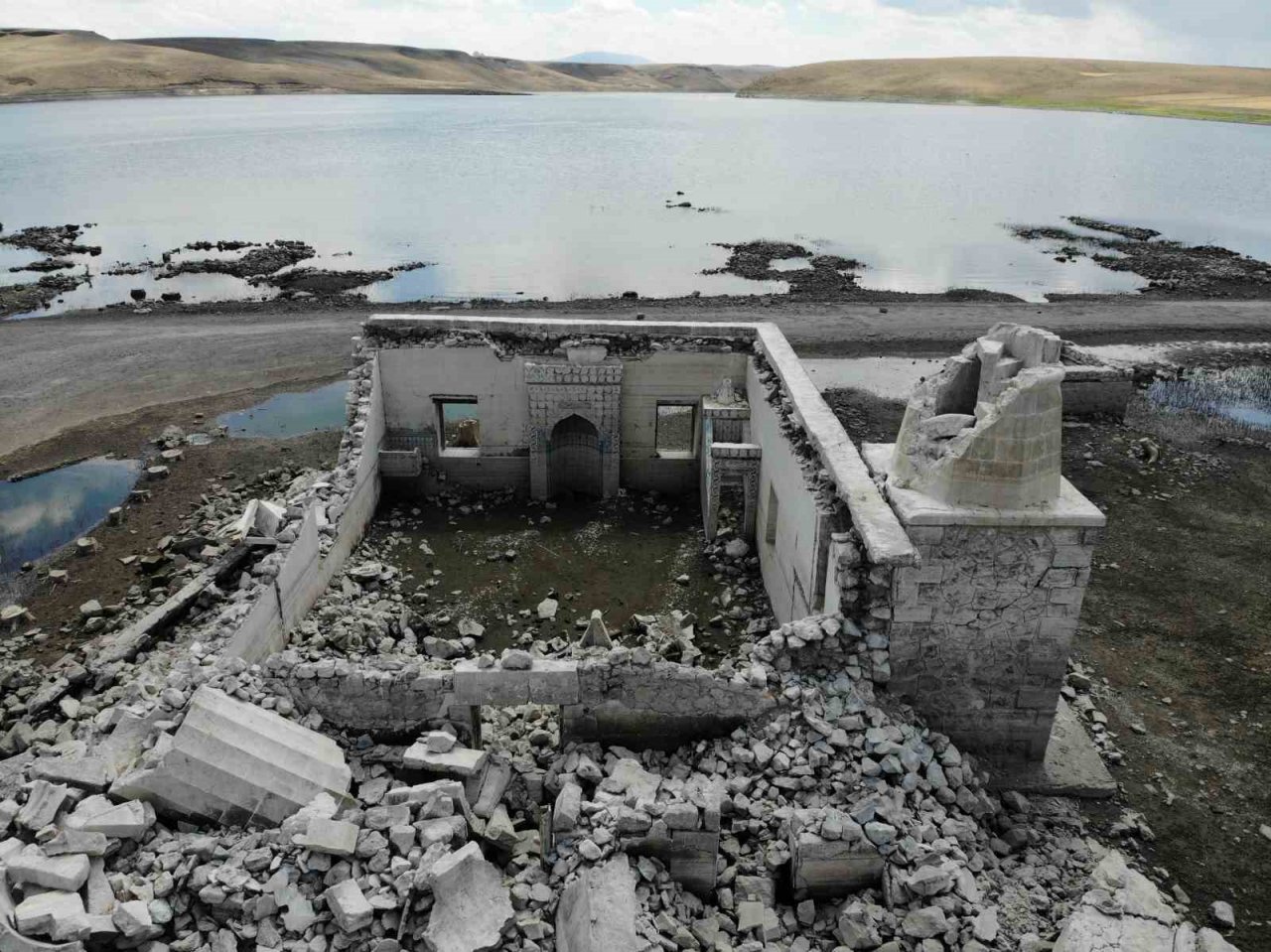 Kars’ta baraj gölünde sular çekilince cami ortaya çıktı