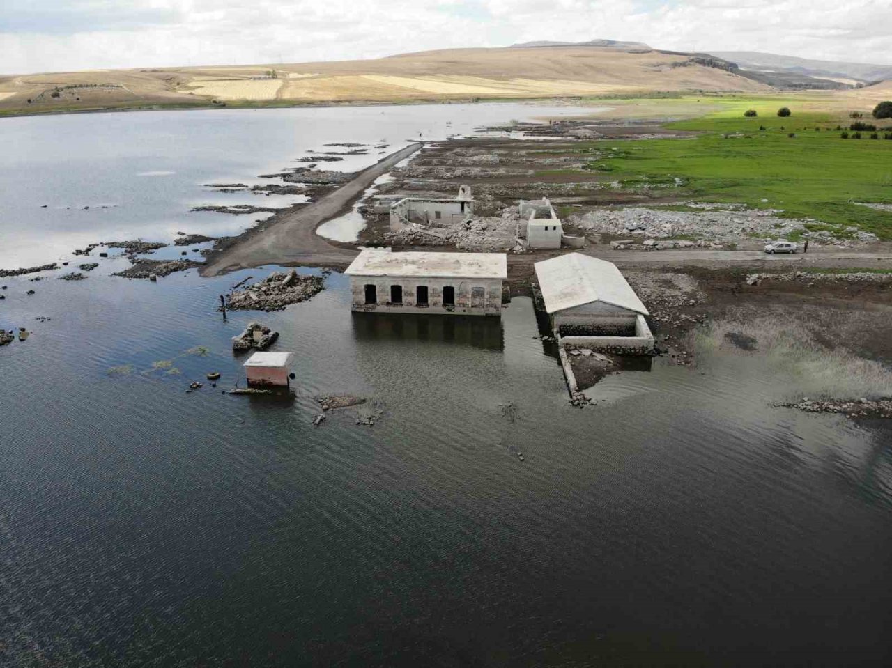 Kars’ta baraj gölünde sular çekilince cami ortaya çıktı
