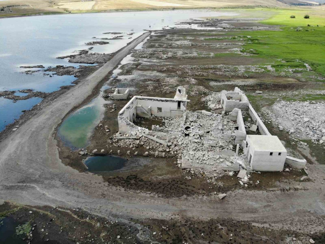 Kars’ta baraj gölünde sular çekilince cami ortaya çıktı