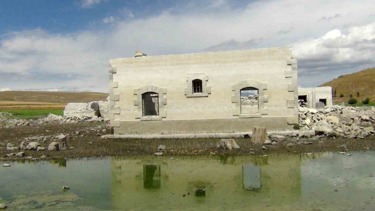 Kars’ta baraj gölünde sular çekilince cami ortaya çıktı