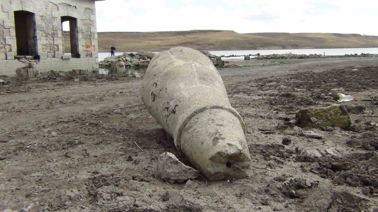 Kars’ta baraj gölünde sular çekilince cami ortaya çıktı