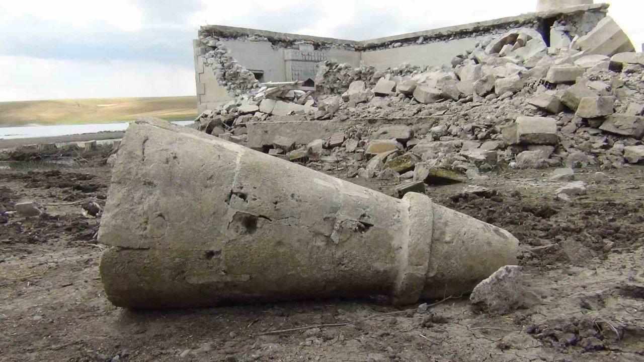Kars’ta baraj gölünde sular çekilince cami ortaya çıktı