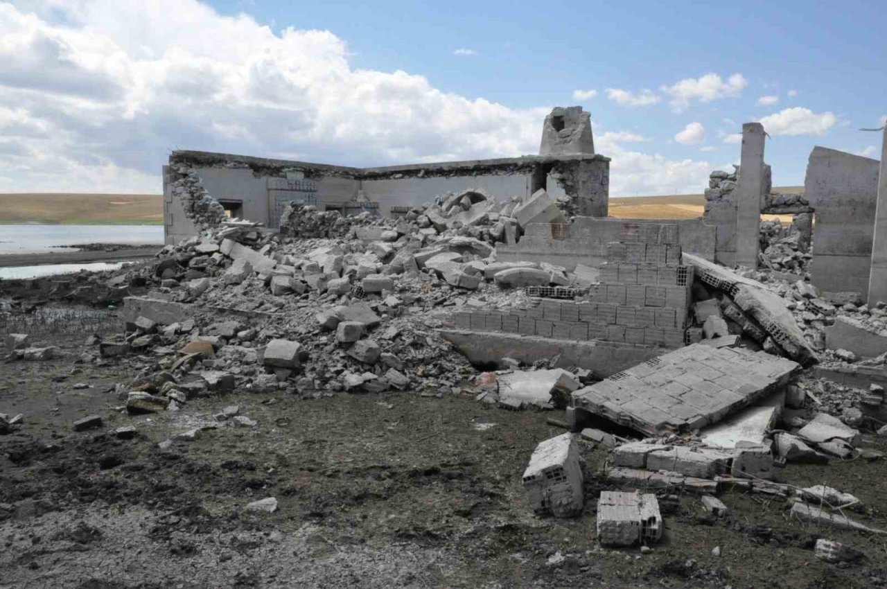 Kars’ta baraj gölünde sular çekilince cami ortaya çıktı