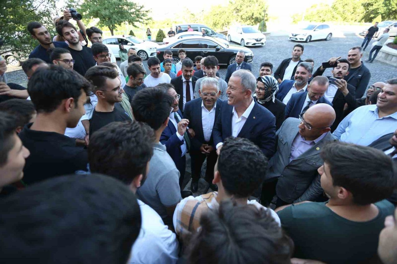 Büyükkılıç’tan gençlere: “Amacımız ailenizin, ülkemizin sizinle övünmesidir”