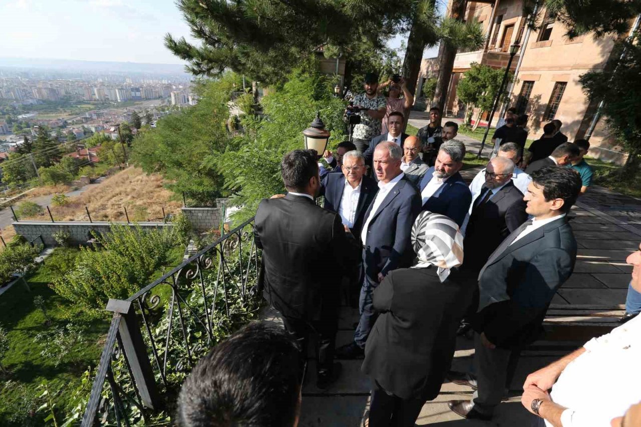 Büyükkılıç’tan gençlere: “Amacımız ailenizin, ülkemizin sizinle övünmesidir”