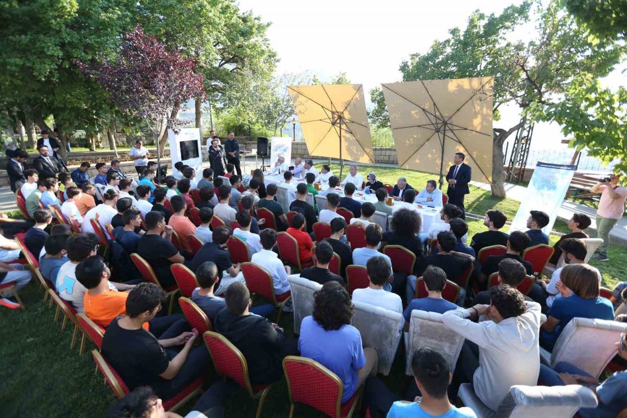 Büyükkılıç’tan gençlere: “Amacımız ailenizin, ülkemizin sizinle övünmesidir”