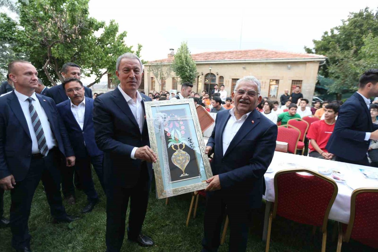 Büyükkılıç’tan gençlere: “Amacımız ailenizin, ülkemizin sizinle övünmesidir”