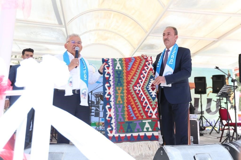 Başkan Büyükkılıç verdiği sözü tuttu, öğrenciler Zafer Bayramı’nda bisikletlerine kavuştu