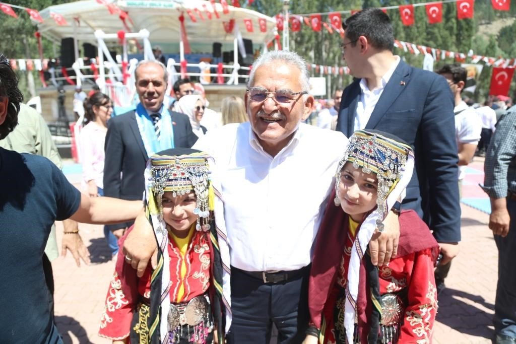 Başkan Büyükkılıç verdiği sözü tuttu, öğrenciler Zafer Bayramı’nda bisikletlerine kavuştu