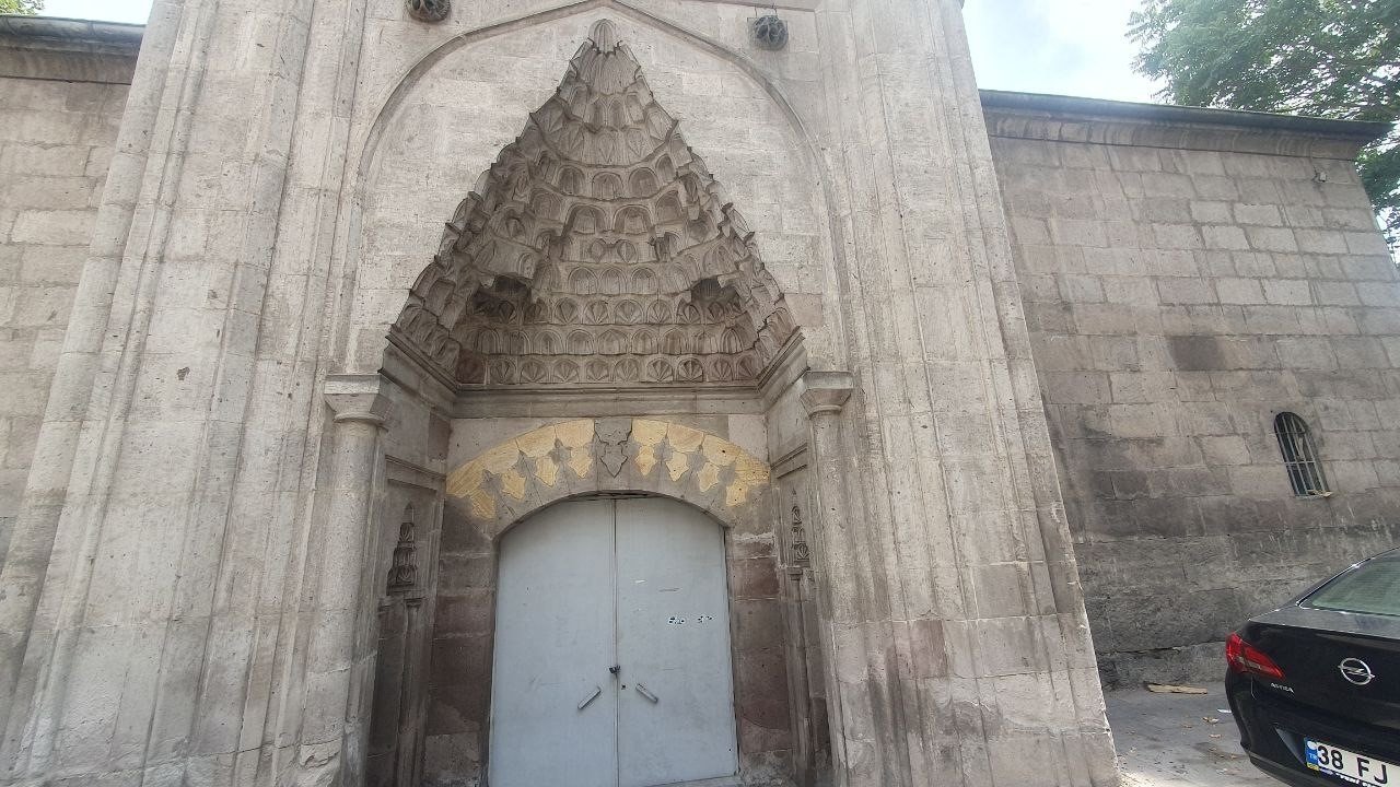 Sahibinden ‘kurumsala kiralık’ 591 yıllık medrese