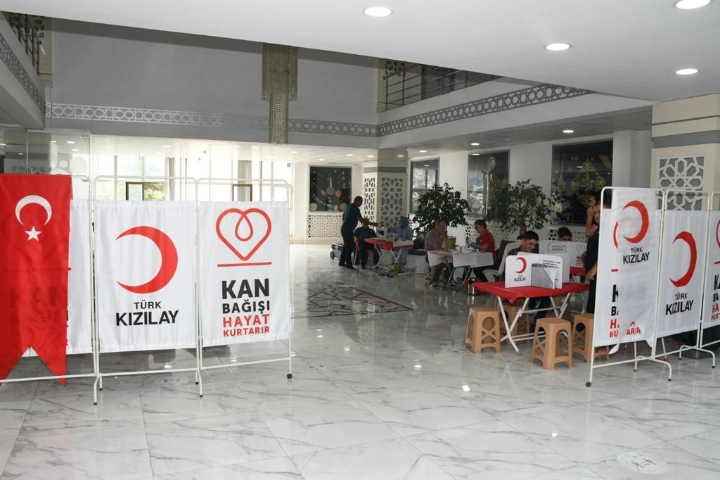 Amasya Belediyesi çalışanlarından Kızılay’a kan bağışı