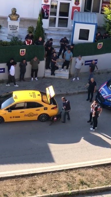 Taksideki valizden kilo kilo uyuşturucu çıktı